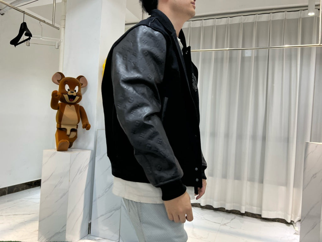 Blouson embossé monogram en cuir et laine