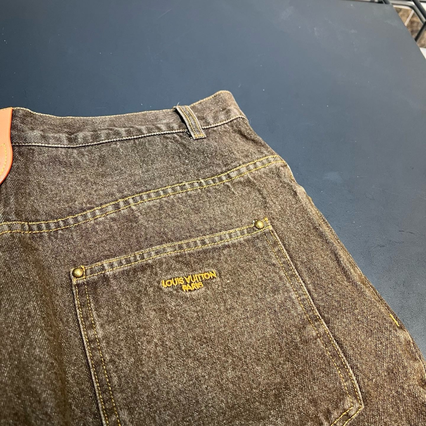 Short en denim indigo café