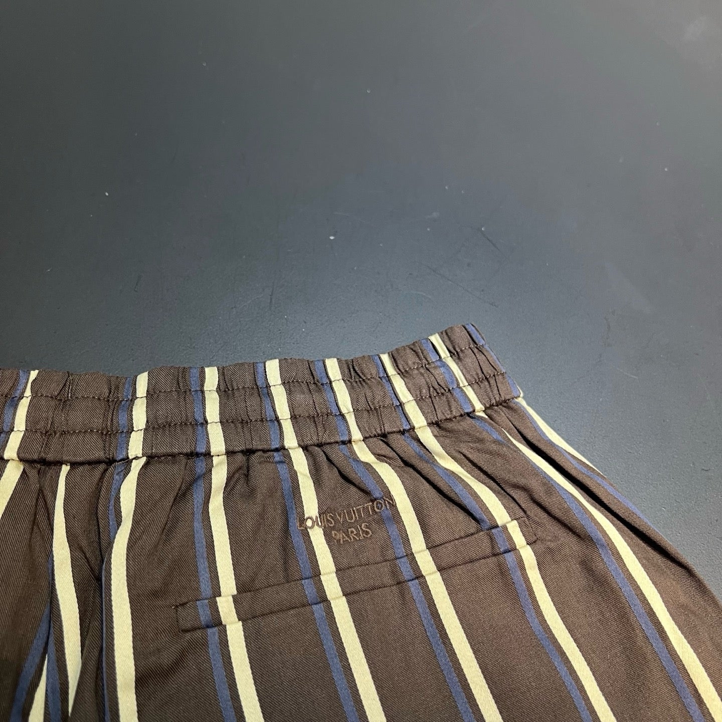 Short de course à rayures