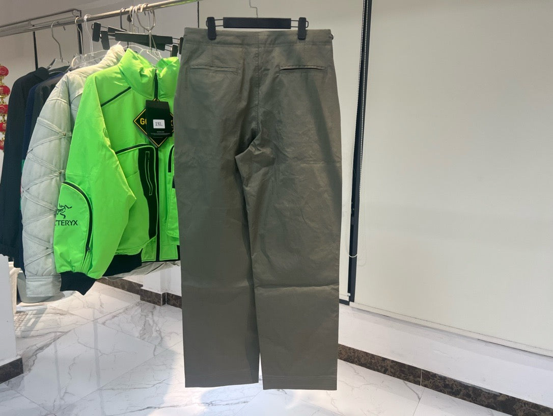 Pantalon sportswear Dior and Stone Island, coupe ample