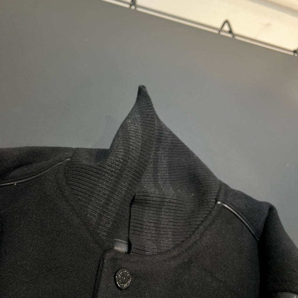 Blouson embossé monogram en cuir et laine