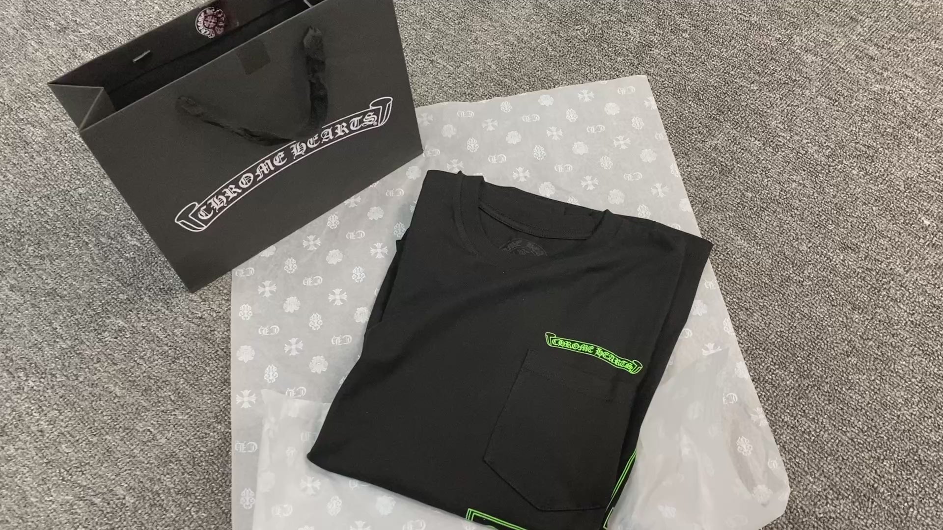 T-shirt manche longue en coton noir et vert motif Chrome H t-shirt non genré vending machine print personalized