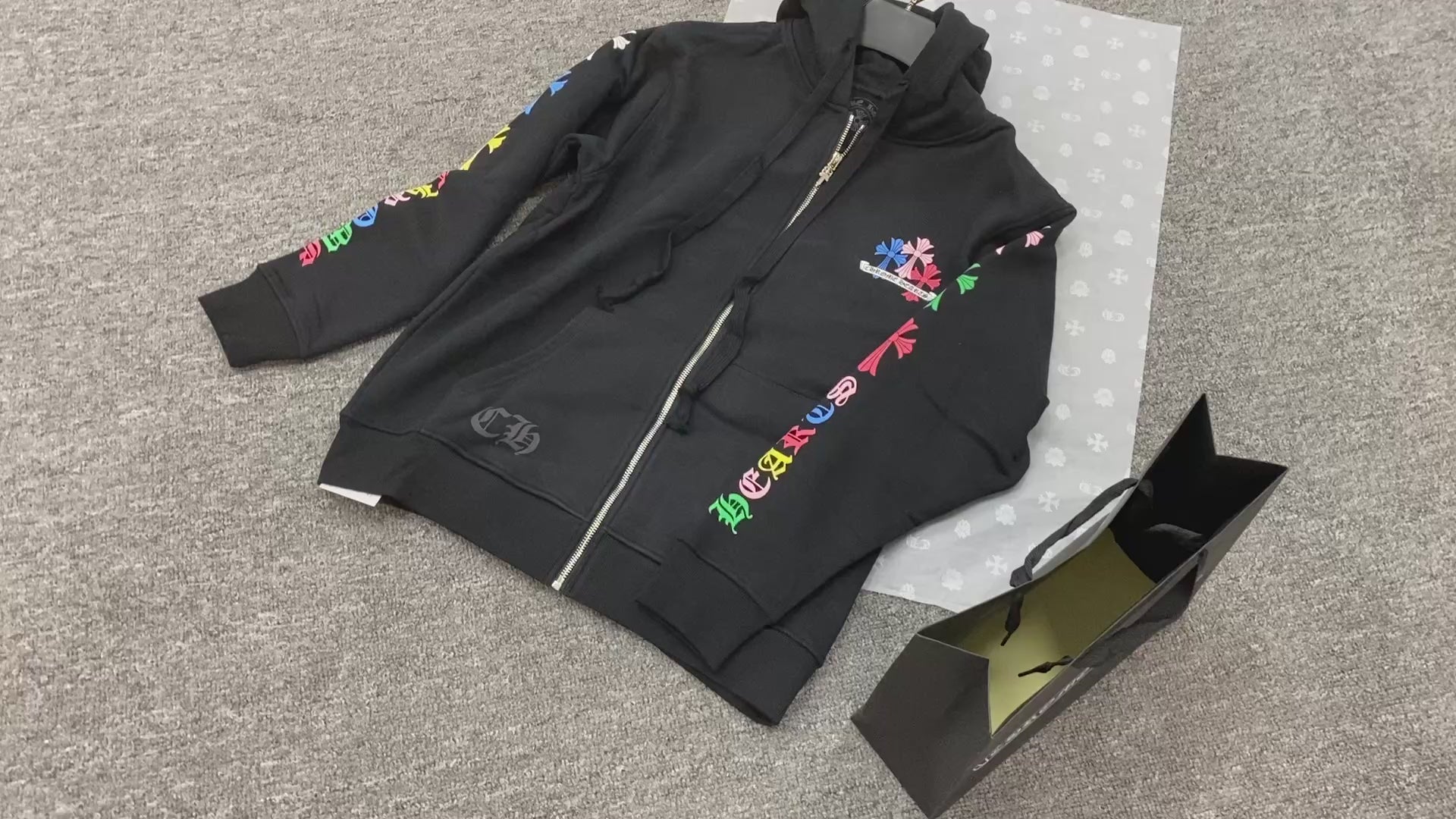 Sweatshirt à capuche manche longue hoodie noir/ Blanc motif Chrome H multicolore avec fermeture
